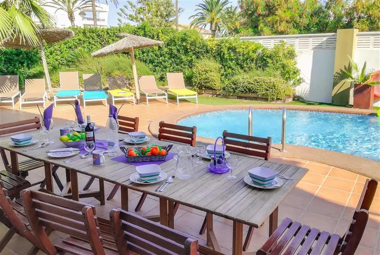 Al fresco dining and the pool at Villa Amanda, Denia