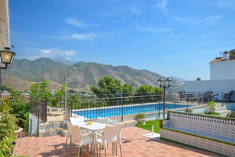 Garden and pool at Villa Casa Loly, Nerja