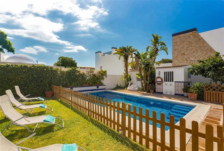 Garden and swimming pool at Villa Casa Perla, Marbella