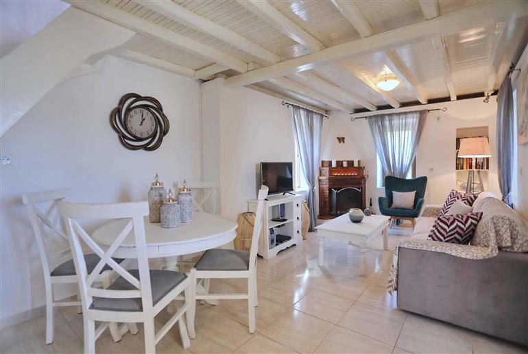 Living room in Villa Fotini Kalivi, Raches
