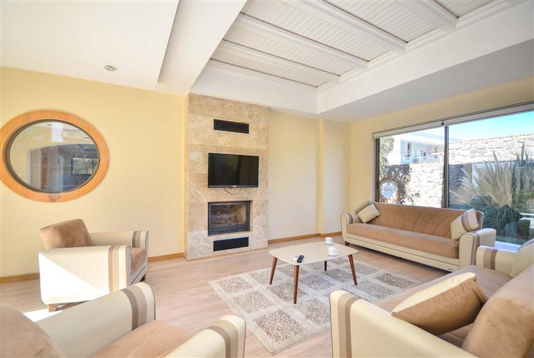 Living room in Villa Zehra, Torba