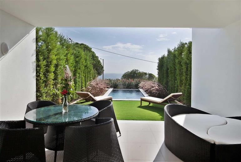 Living room with garden views in Villa Rafael I, Sao Rafael
