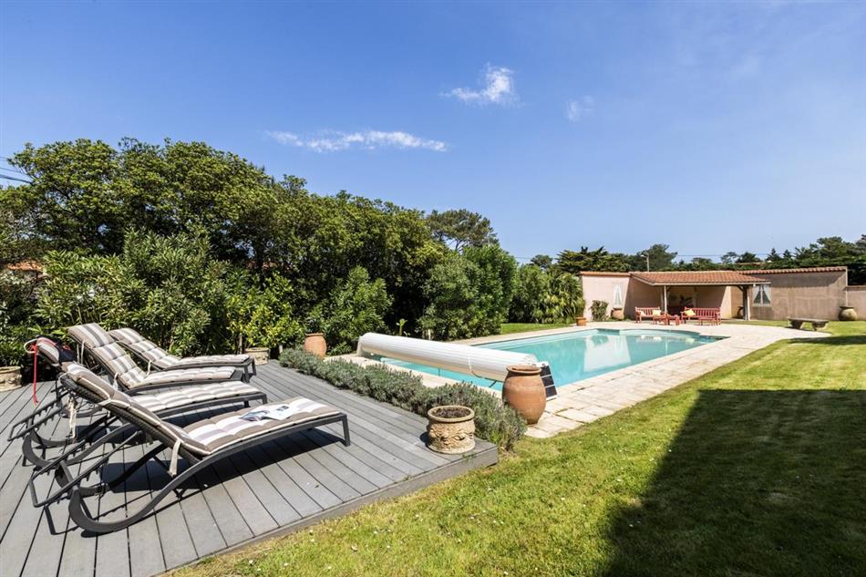 Swimming pool and garden at Maison Ocre, France
