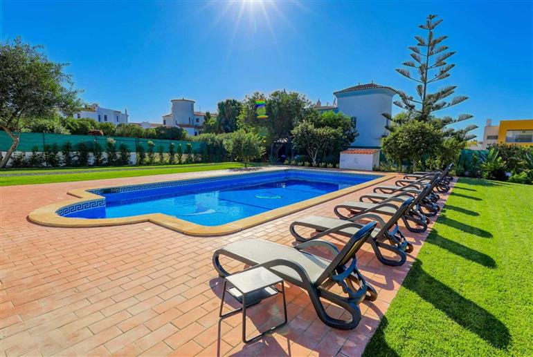 Swimming pool at Villa Casa das Tilias, Gale