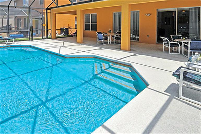 Swimming pool at Villa Dahlia Executive, Seasons