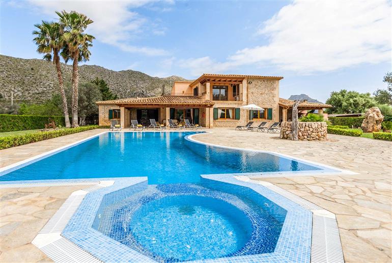 Swimming pool at Villa Les Oliveres, Puerto Pollensa