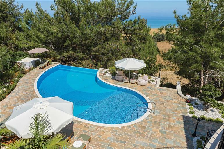 Swimming pool at Villa Paradise Garden, Argaka