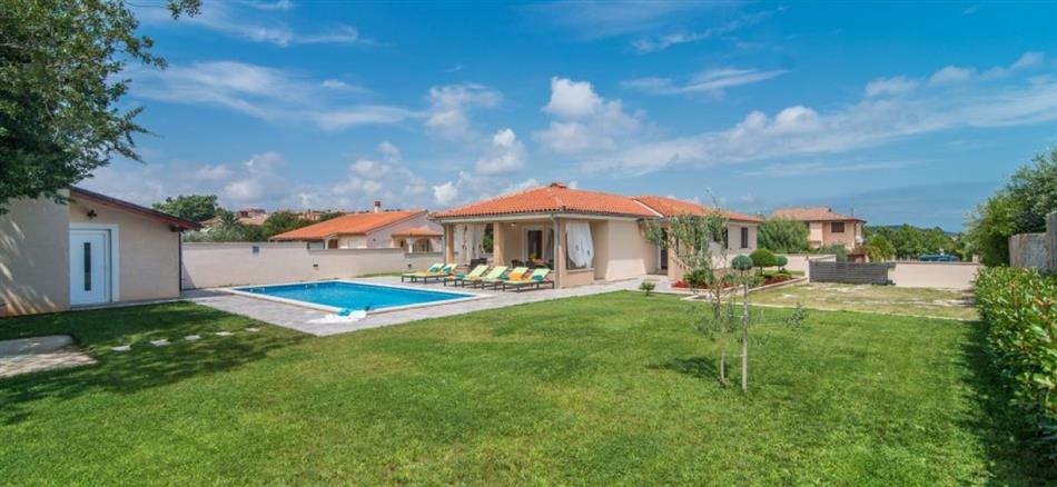 Enjoy the swimming pool at Villa Amalia in Pula, Istria