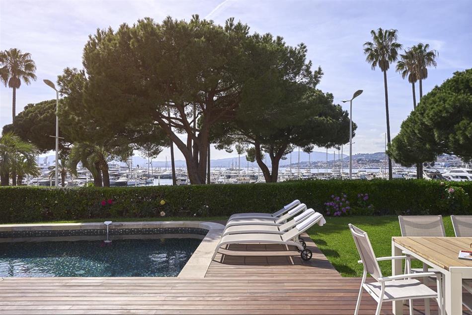 The swimming pool at Villa Artistique in France