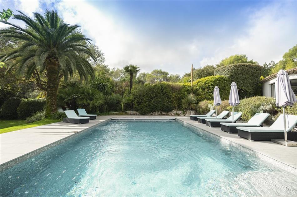 The swimming pool at Villa Bravo in France