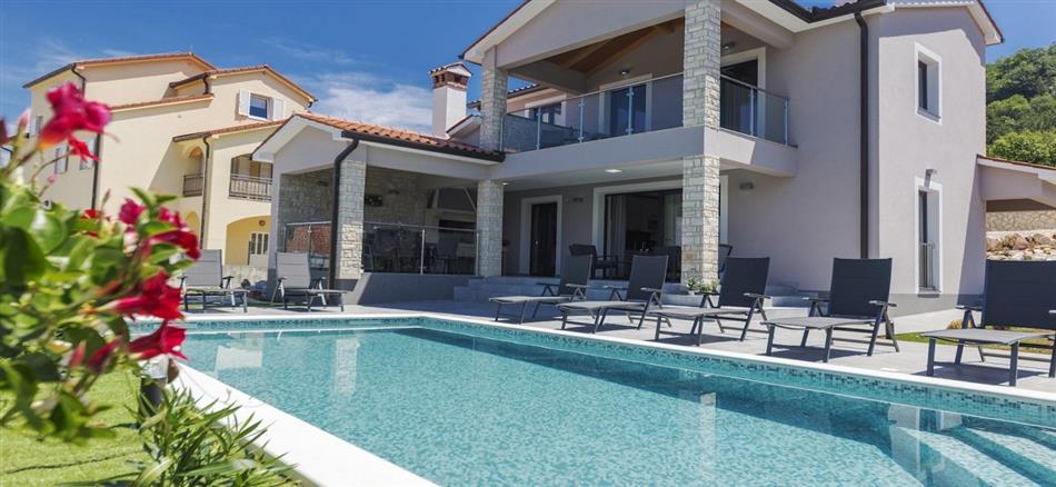 Enjoy the swimming pool at Villa laetitia in Istria
