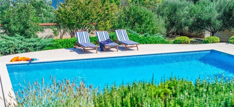 The swimming pool at Villa Mar Lela in Pula, Istria