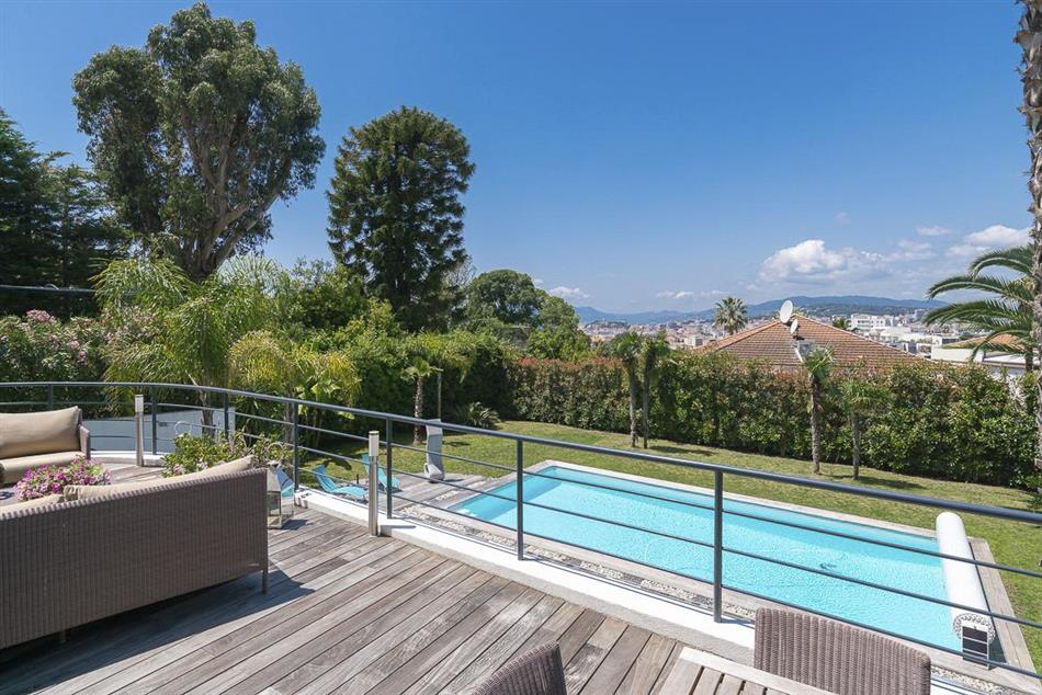 The swimming pool at Villa Ophelia in France