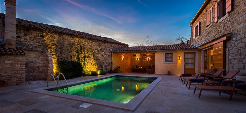 Enjoy the swimming pool at Villa Perla in Pula, Istria
