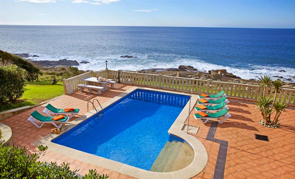 The swimming pool at Villa Rosal in Baiona and Nigran, Spain