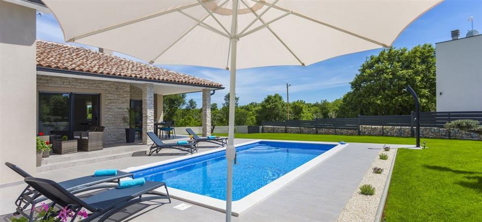 Enjoy the swimming pool at Villa Vrtoli in Vodnjan, Istria